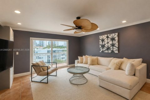 Copropriété à vendre à North Miami Beach, Floride: 2 chambres, 120.77 m2 № 2282270 - photo 3