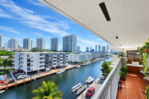Condo à North Miami Beach, Floride, 2 chambres  № 2282270
