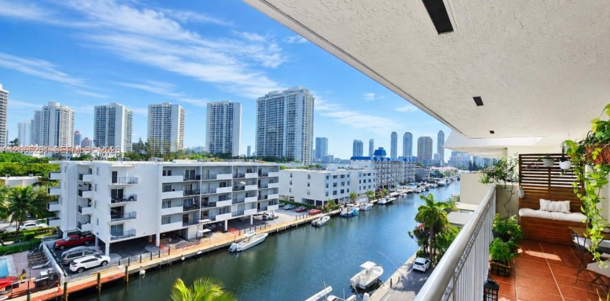 Condo à North Miami Beach, Floride, 2 chambres  № 2282270