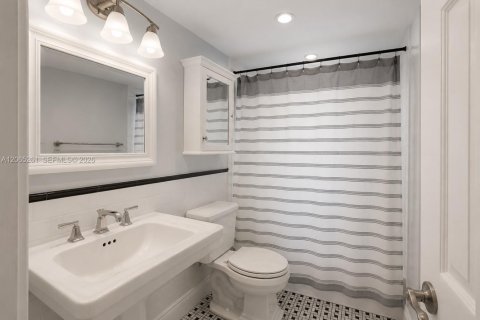 Copropriété à vendre à North Miami Beach, Floride: 2 chambres, 120.77 m2 № 2282270 - photo 13