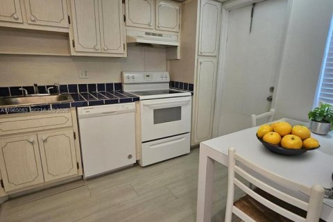 Condo in Pompano Beach, Florida, 1 bedroom № 2026383 - photo 12