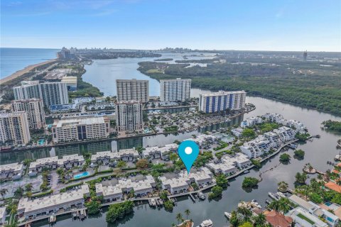 Townhouse in Sunny Isles Beach, Florida 4 bedrooms, 225.29 sq.m. № 2037022 - photo 2