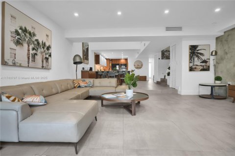 Townhouse in Sunny Isles Beach, Florida 4 bedrooms, 225.29 sq.m. № 2037022 - photo 12