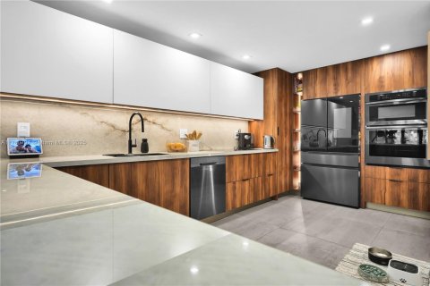 Townhouse in Sunny Isles Beach, Florida 4 bedrooms, 225.29 sq.m. № 2037022 - photo 16