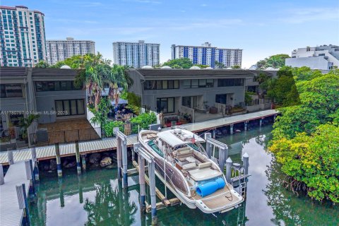 Touwnhouse à Sunny Isles Beach, Floride 4 chambres, 225.29 m2 № 2037022