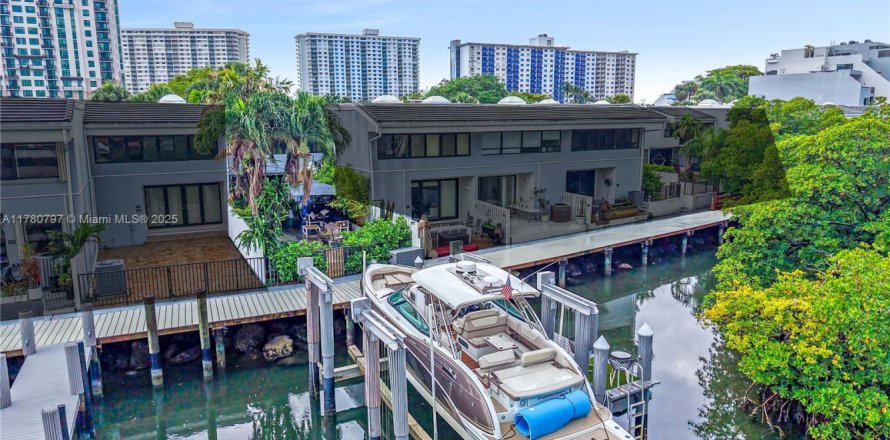 Townhouse in Sunny Isles Beach, Florida 4 bedrooms, 225.29 sq.m. № 2037022