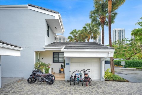 Townhouse in Sunny Isles Beach, Florida 4 bedrooms, 225.29 sq.m. № 2037022 - photo 4