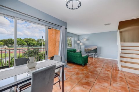 Condominio en Miami, Florida, 3 dormitorios  № 2066877