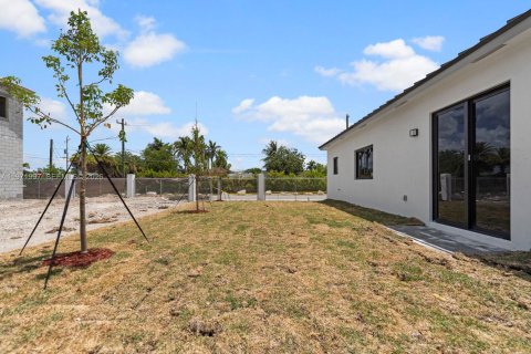 House in Homestead, Florida 4 bedrooms, 146.32 sq.m. № 2032520 - photo 24