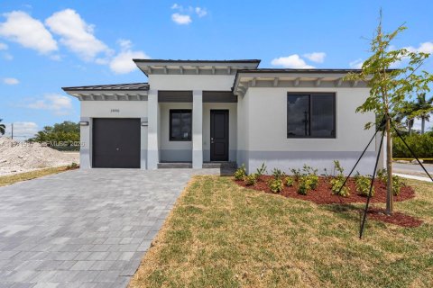 House in Homestead, Florida 4 bedrooms, 146.32 sq.m. № 2032520