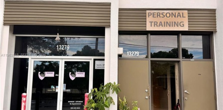 Commercial property in Miami, Florida № 2026866