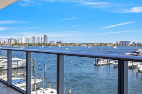 Condominio en venta en North Miami Beach, Florida, 2 dormitorios, 156.26 m2 № 1938365 - foto 1