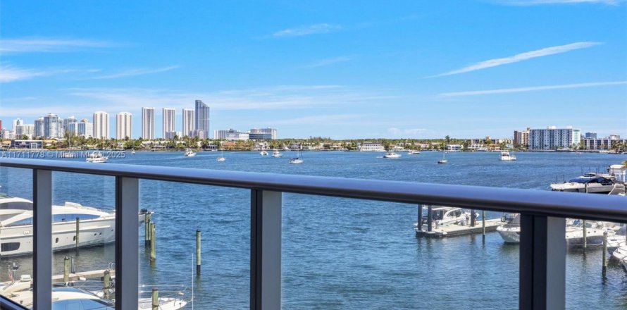 Condominio en North Miami Beach, Florida, 2 dormitorios № 1938365