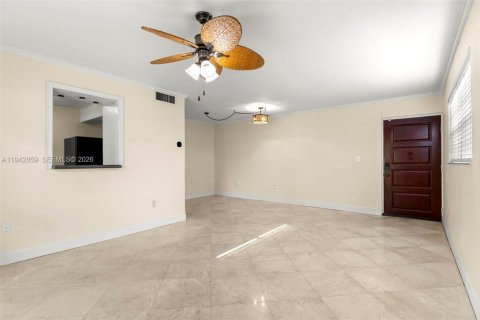 Condo in Miami Beach, Florida, 2 bedrooms  № 1999430 - photo 5