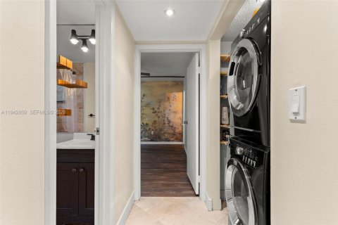 Condo in Miami Beach, Florida, 2 bedrooms  № 1999430 - photo 10