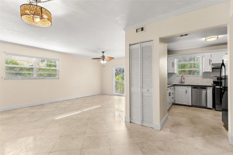 Condo in Miami Beach, Florida, 2 bedrooms  № 1999430 - photo 7