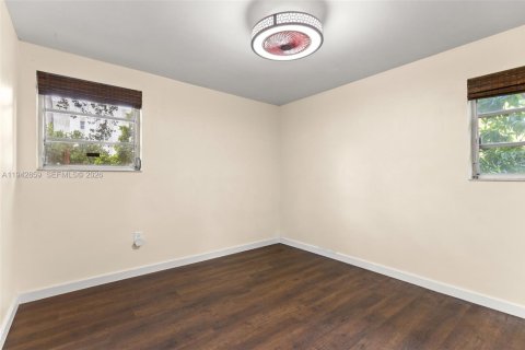 Condo in Miami Beach, Florida, 2 bedrooms  № 1999430 - photo 19