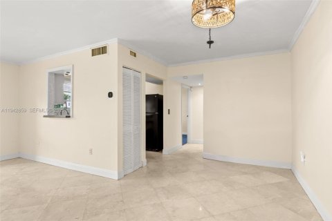 Condo in Miami Beach, Florida, 2 bedrooms  № 1999430 - photo 6