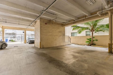 Condo in Miami Beach, Florida, 2 bedrooms  № 1999430 - photo 21