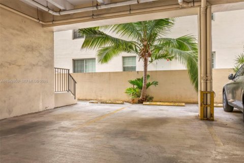 Condo in Miami Beach, Florida, 2 bedrooms  № 1999430 - photo 22