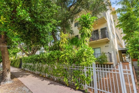 Condo in Miami Beach, Florida, 2 bedrooms  № 1999430 - photo 23