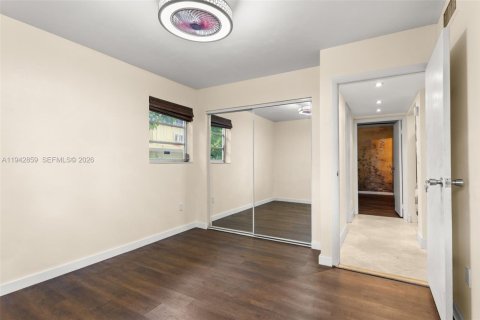 Condo in Miami Beach, Florida, 2 bedrooms  № 1999430 - photo 17