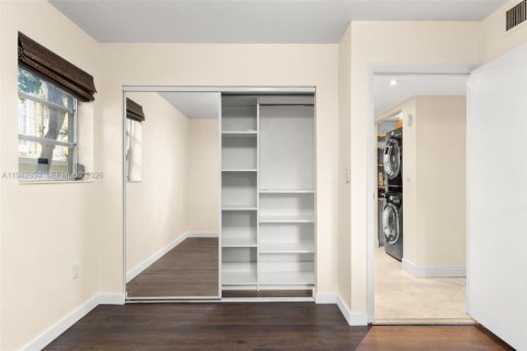 Condo in Miami Beach, Florida, 2 bedrooms  № 1999430 - photo 18