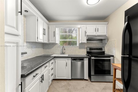 Condo in Miami Beach, Florida, 2 bedrooms  № 1999430 - photo 8