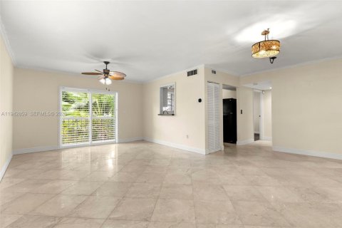 Condo in Miami Beach, Florida, 2 bedrooms  № 1999430 - photo 4
