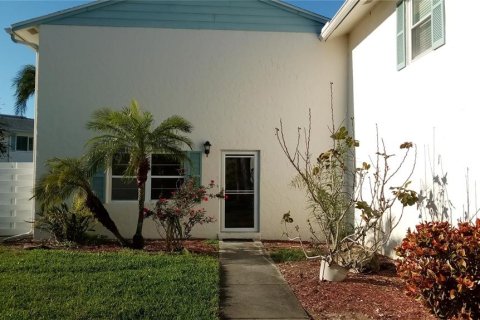 Condo in Saint Petersburg, Florida, 2 bedrooms  № 1346517 - photo 1