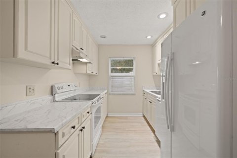 Condo in Saint Petersburg, Florida, 2 bedrooms  № 1346517 - photo 9