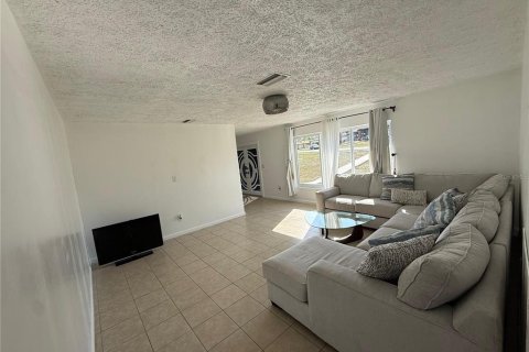 House in Spring Hill, Florida 5 bedrooms, 163.69 sq.m. № 2135393 - photo 5