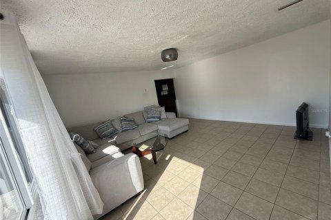 House in Spring Hill, Florida 5 bedrooms, 163.69 sq.m. № 2135393 - photo 4