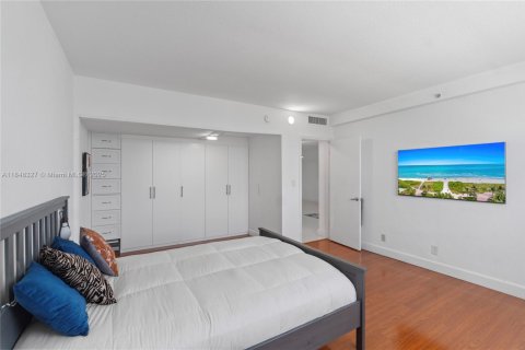 Condo in Miami Beach, Florida, 1 bedroom  № 1936220 - photo 21