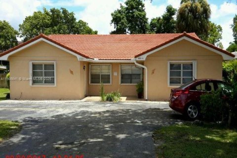 House in Coral Springs, Florida 4 bedrooms, 331.75 sq.m. № 1955984 - photo 1