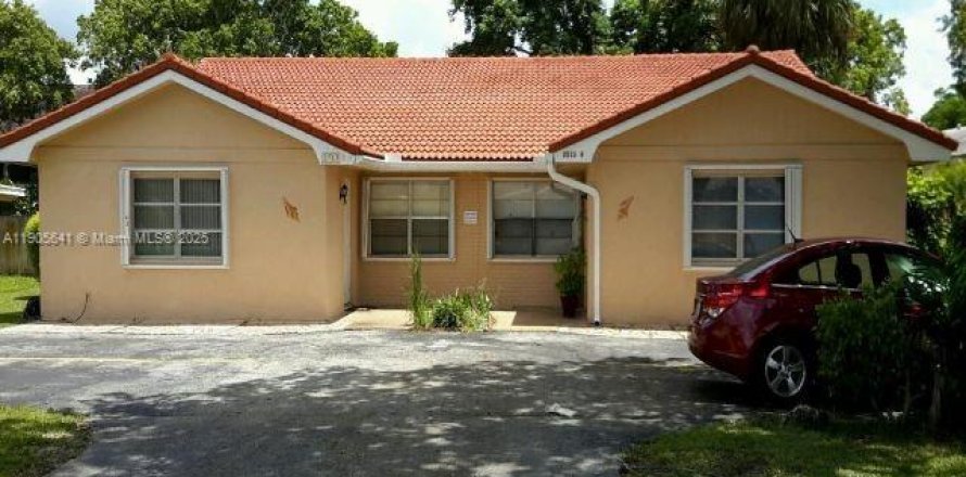 House in Coral Springs, Florida 4 bedrooms, 331.75 sq.m. № 1955984