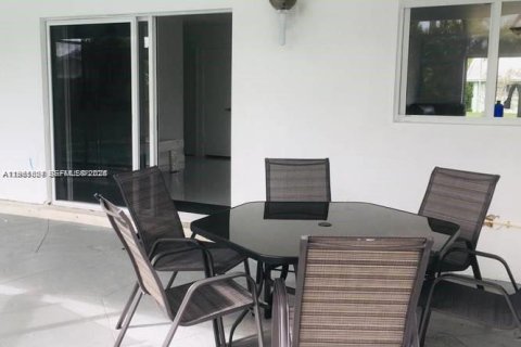 Casa en venta en Palmetto Bay, Florida, 4 dormitorios, 297.01 m2 № 2047421 - foto 4