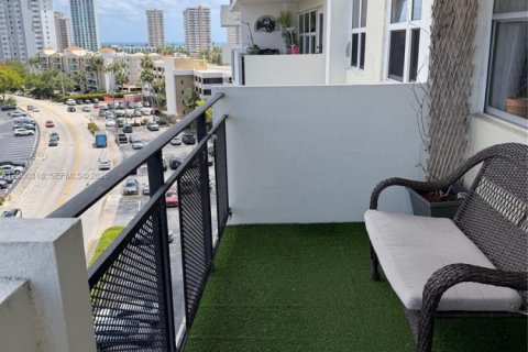 Condo in Hallandale Beach, Florida, 1 bedroom  № 2067336 - photo 9