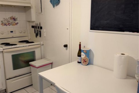 Condo in Hallandale Beach, Florida, 1 bedroom  № 2067336 - photo 11