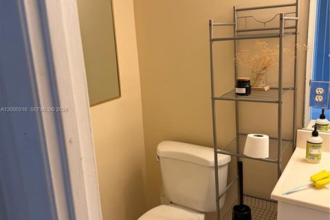 Condo in Hallandale Beach, Florida, 1 bedroom  № 2067336 - photo 12