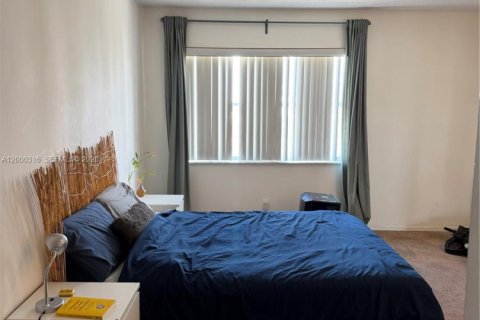 Condo in Hallandale Beach, Florida, 1 bedroom  № 2067336 - photo 13