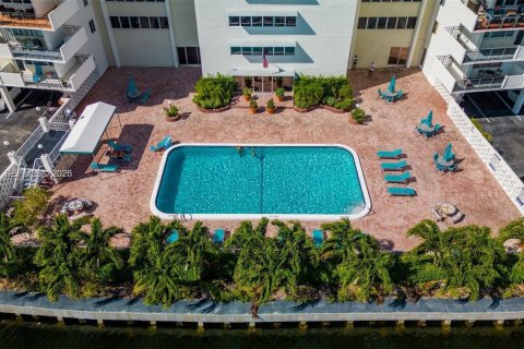 Condo in Hallandale Beach, Florida, 1 bedroom  № 2067336 - photo 3