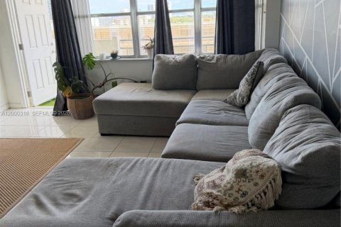 Condo in Hallandale Beach, Florida, 1 bedroom  № 2067336 - photo 7