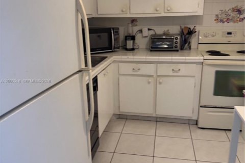 Condo in Hallandale Beach, Florida, 1 bedroom  № 2067336 - photo 10
