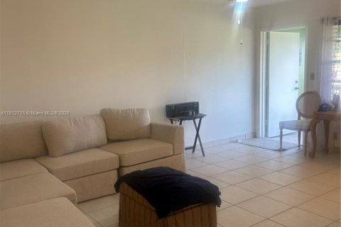 Condo in Hollywood, Florida, 1 bedroom № 1959931 - photo 3