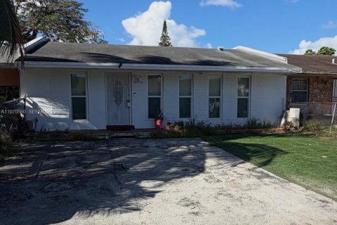 Townhouse in Miami Gardens, Florida 3 bedrooms, 94.67 sq.m. № 2031148