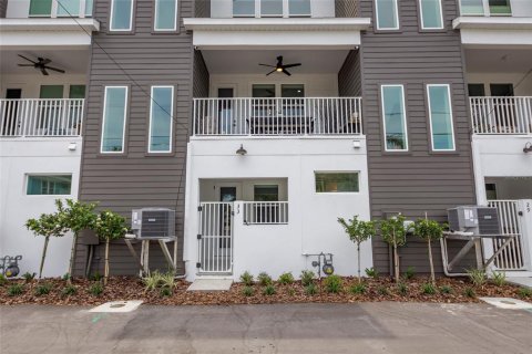 Adosado en alquiler en Saint Petersburg, Florida, 3 dormitorios, 169.92 m2 № 2143006 - foto 2
