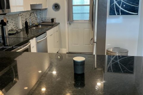 Condominio en alquiler en Hallandale Beach, Florida, 2 dormitorios, 95.69 m2 № 2059806 - foto 10