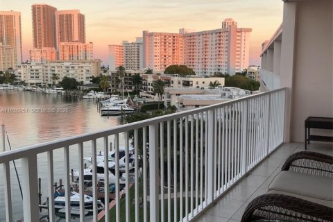 Condominio en alquiler en Hallandale Beach, Florida, 2 dormitorios, 95.69 m2 № 2059806 - foto 5
