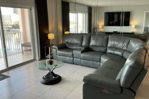 Condominio en alquiler en Hallandale Beach, Florida, 2 dormitorios, 95.69 m2 № 2059806 - foto 16